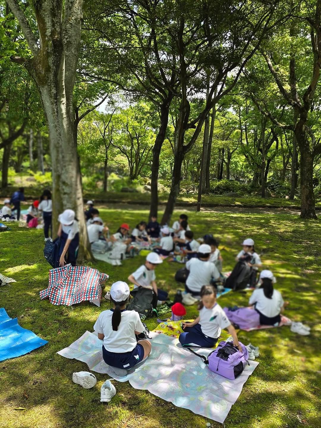 校外活動で交流する児童